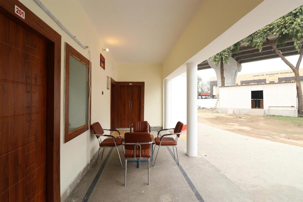 Oyo 28212 High Court View Ξενοδοχείο Αλλαχαμπάντ Εξωτερικό φωτογραφία